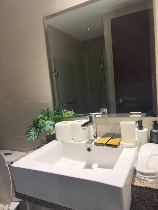 One Uptown Residences Bgc Taguig Eksteriør billede