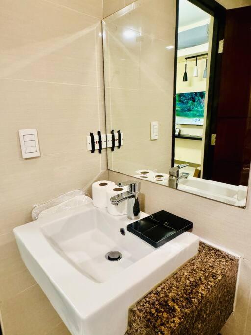 One Uptown Residences Bgc Taguig Eksteriør billede