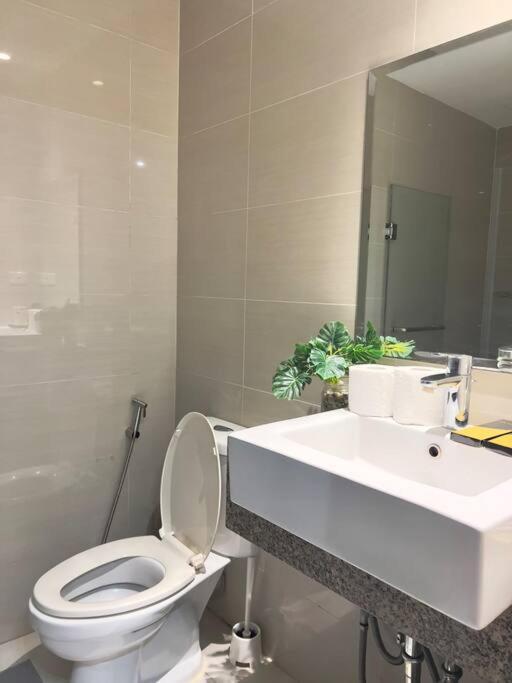 One Uptown Residences Bgc Taguig Eksteriør billede
